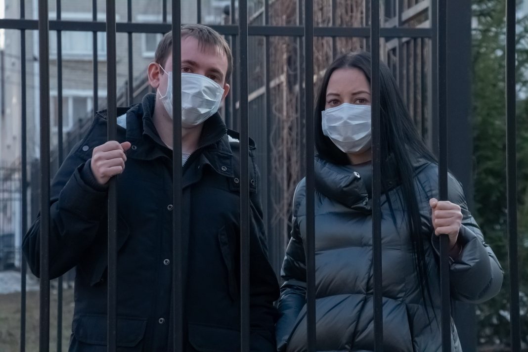 Policija preverja okužene v karanteni