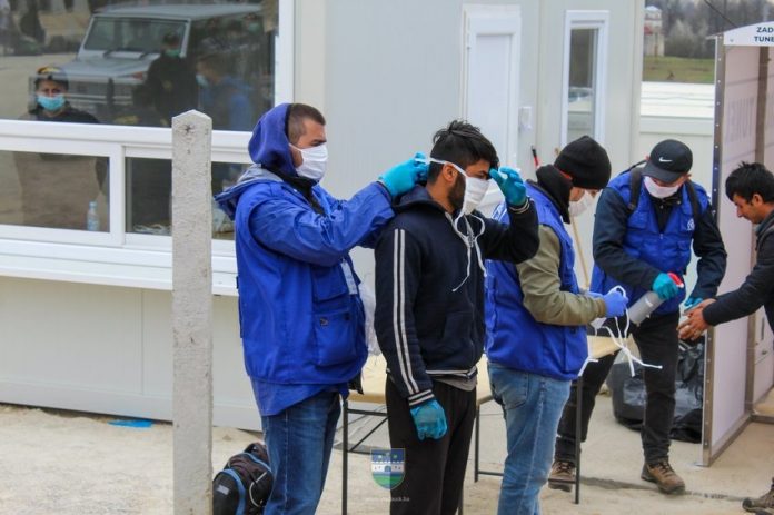 Fotografija je simbolična. (Na fotografiji migranti v Bihaću, vir: klix.ba)