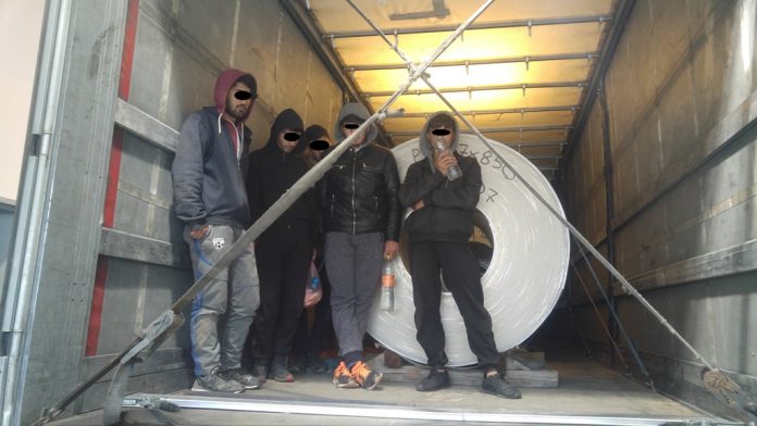 Ujeli 5 migrantov